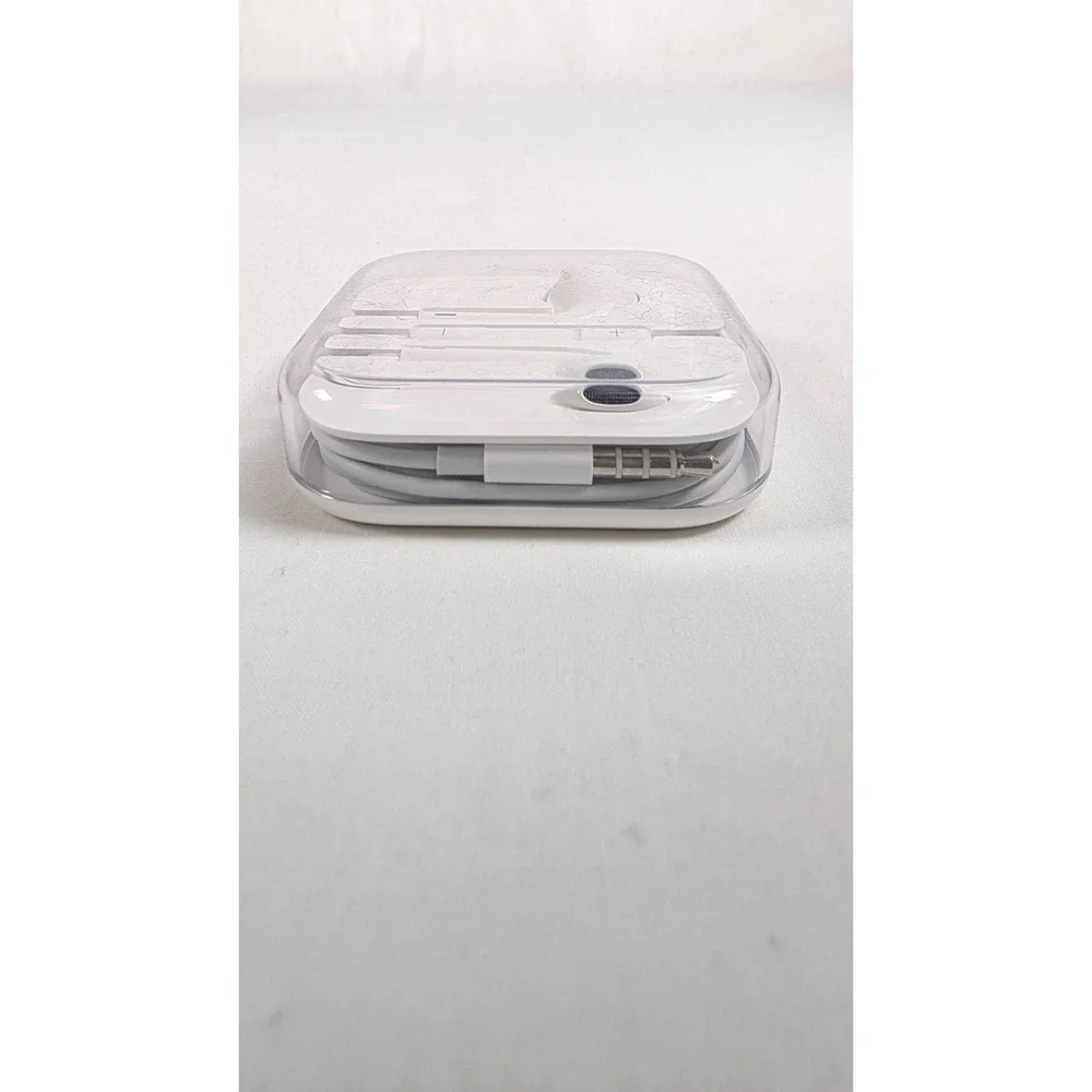 Apple Wired EarPods With 3.5mm Headphone Plug & Remote/Mic White